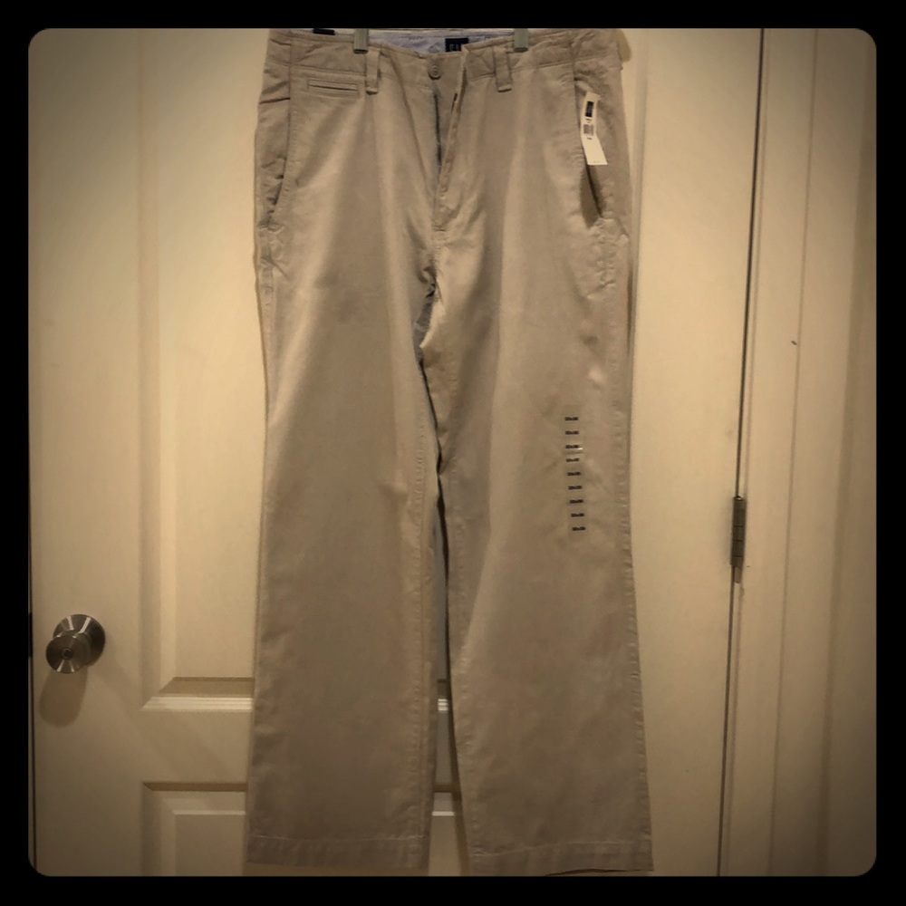 NWT GAP PANTS KHAKI SIZE 33W x 30L.
